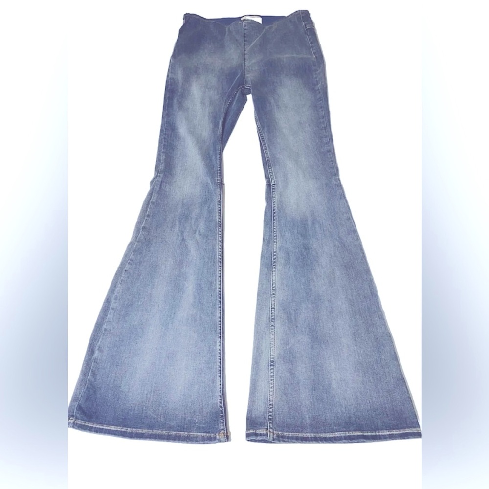 Free People size 31 bell bottoms, good condition.